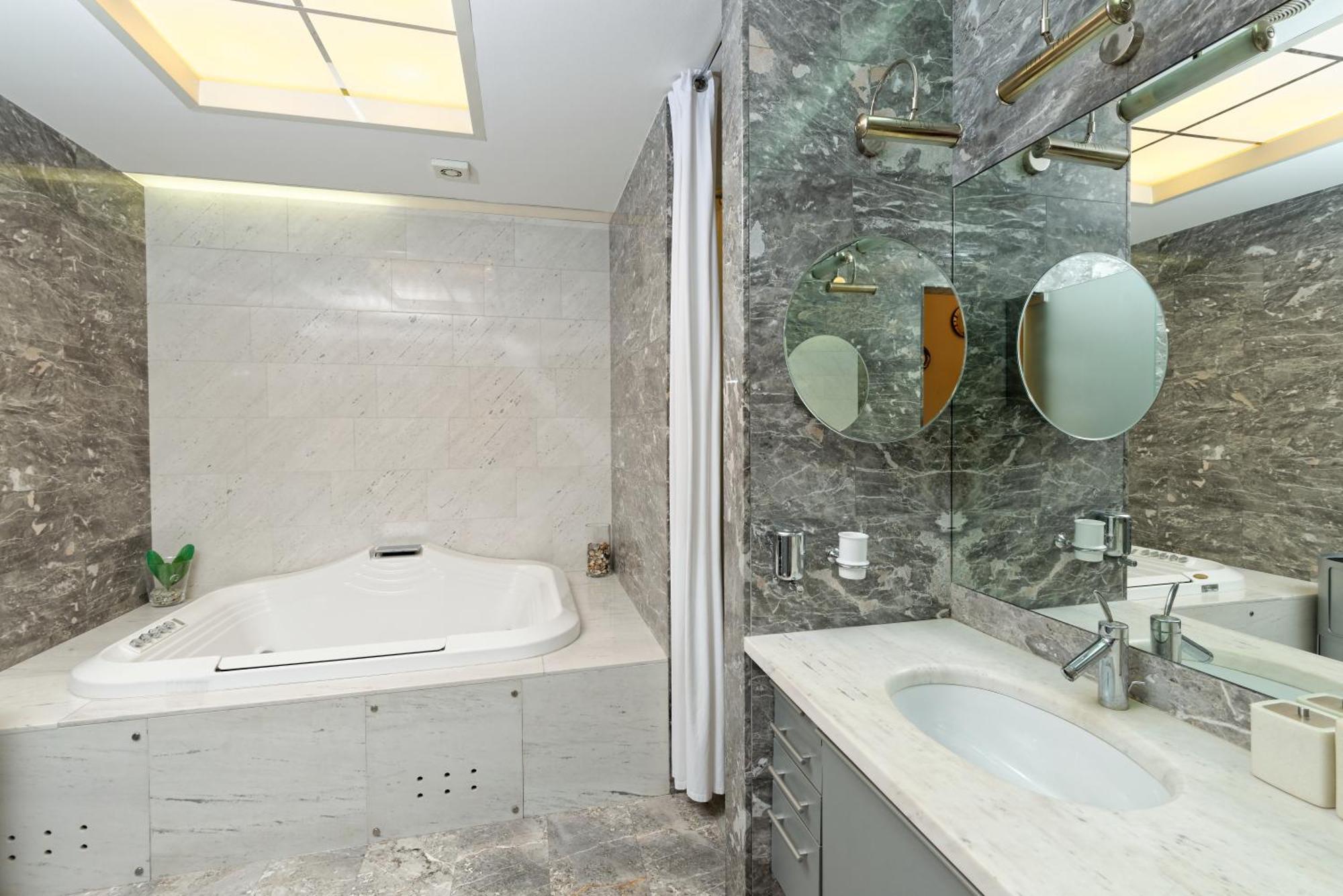 Neoclassical Luxury Apartment Любляна Экстерьер фото