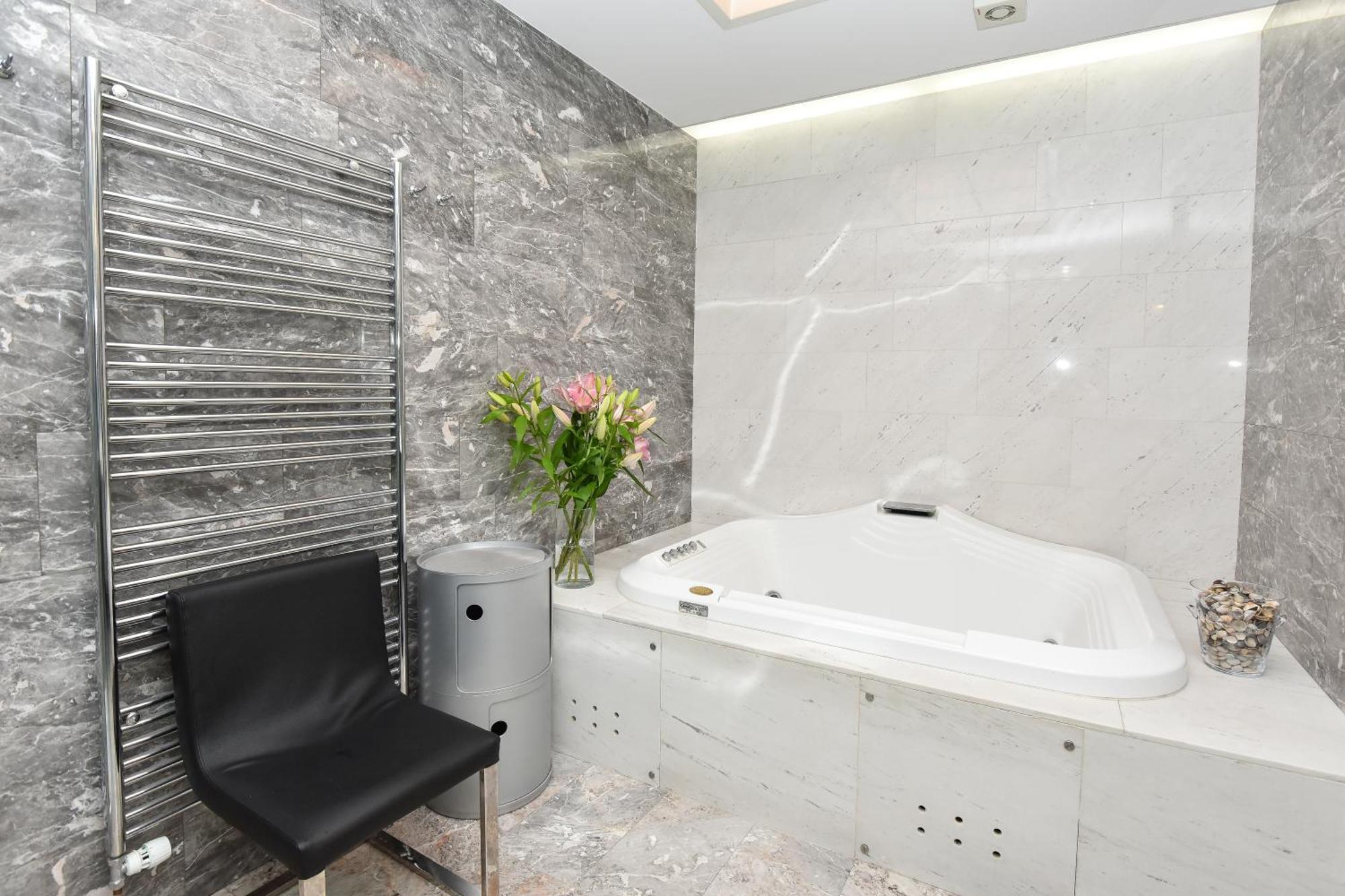 Neoclassical Luxury Apartment Любляна Экстерьер фото