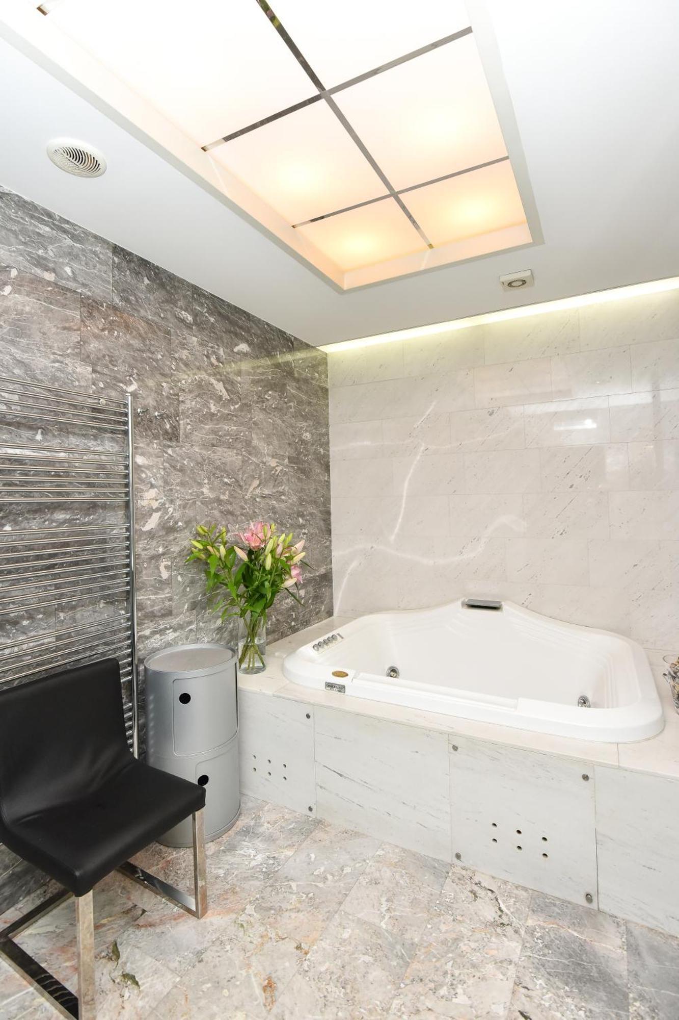 Neoclassical Luxury Apartment Любляна Экстерьер фото