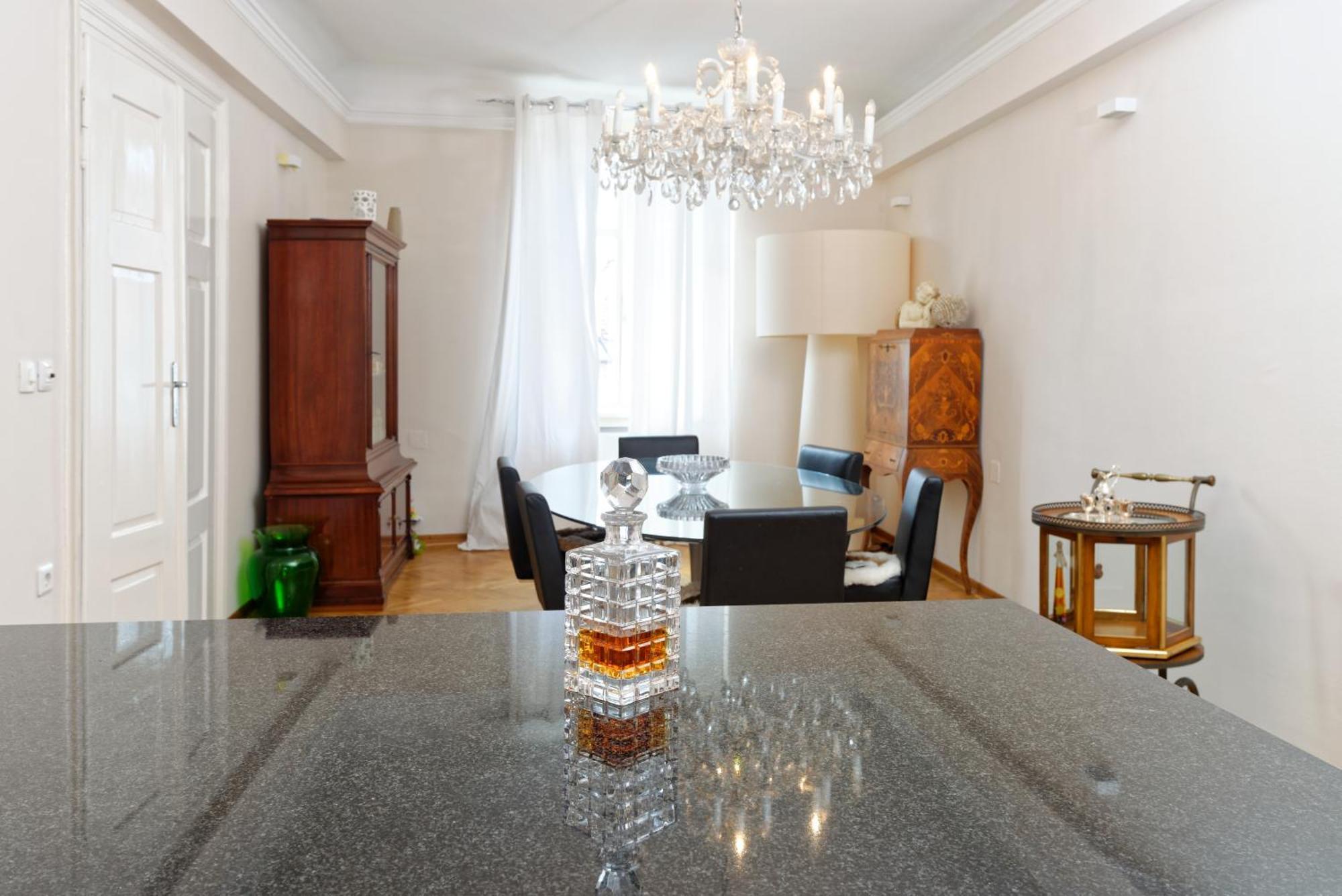 Neoclassical Luxury Apartment Любляна Экстерьер фото